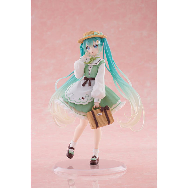Hatsune Miku Country Fashion Ver. prize figure by Taito, featuring Miku in a rustic country outfit with a joyful smile and detailed accessories.