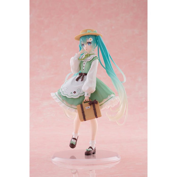 Hatsune Miku Country Fashion Ver. prize figure by Taito, featuring Miku in a rustic country outfit with a joyful smile and detailed accessories.