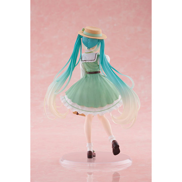 Hatsune Miku Country Fashion Ver. prize figure by Taito, featuring Miku in a rustic country outfit with a joyful smile and detailed accessories.