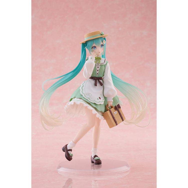 Hatsune Miku Country Fashion Ver. prize figure by Taito, featuring Miku in a rustic country outfit with a joyful smile and detailed accessories.
