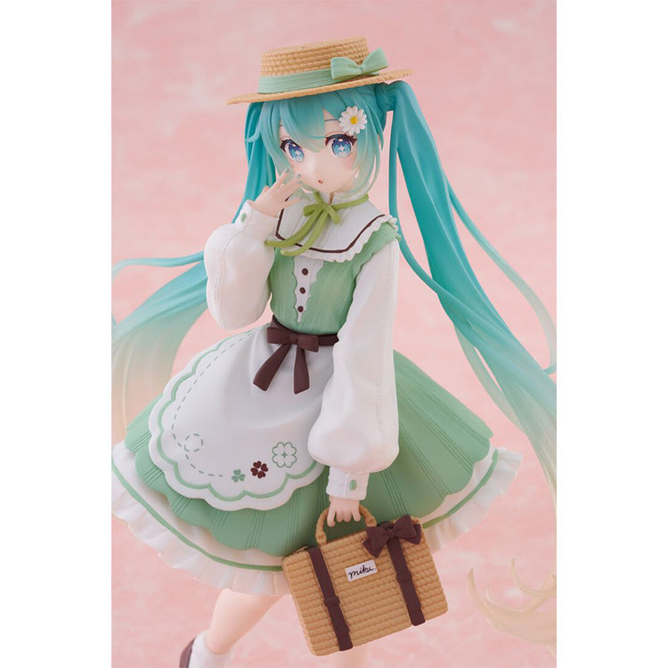 Hatsune Miku Country Fashion Ver. prize figure by Taito, featuring Miku in a rustic country outfit with a joyful smile and detailed accessories.