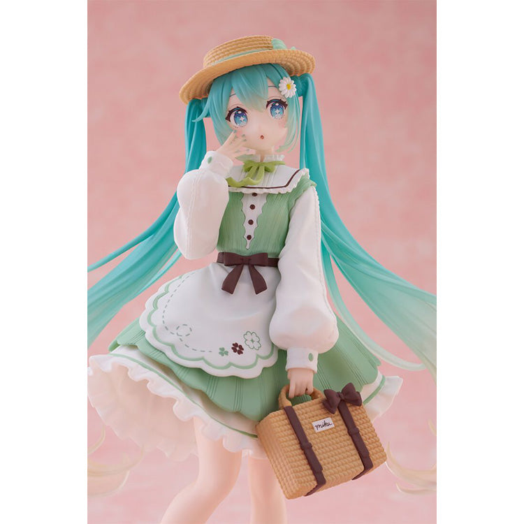 Hatsune Miku Country Fashion Ver. prize figure by Taito, featuring Miku in a rustic country outfit with a joyful smile and detailed accessories.