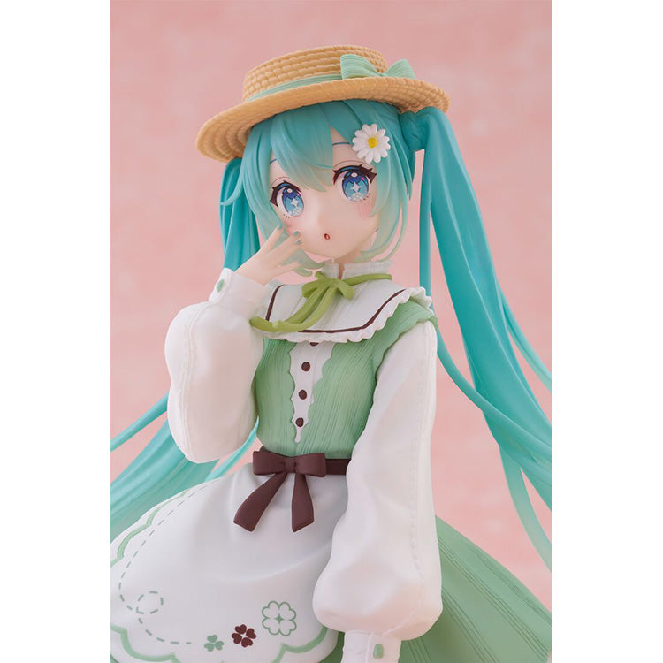 Hatsune Miku Country Fashion Ver. prize figure by Taito, featuring Miku in a rustic country outfit with a joyful smile and detailed accessories.