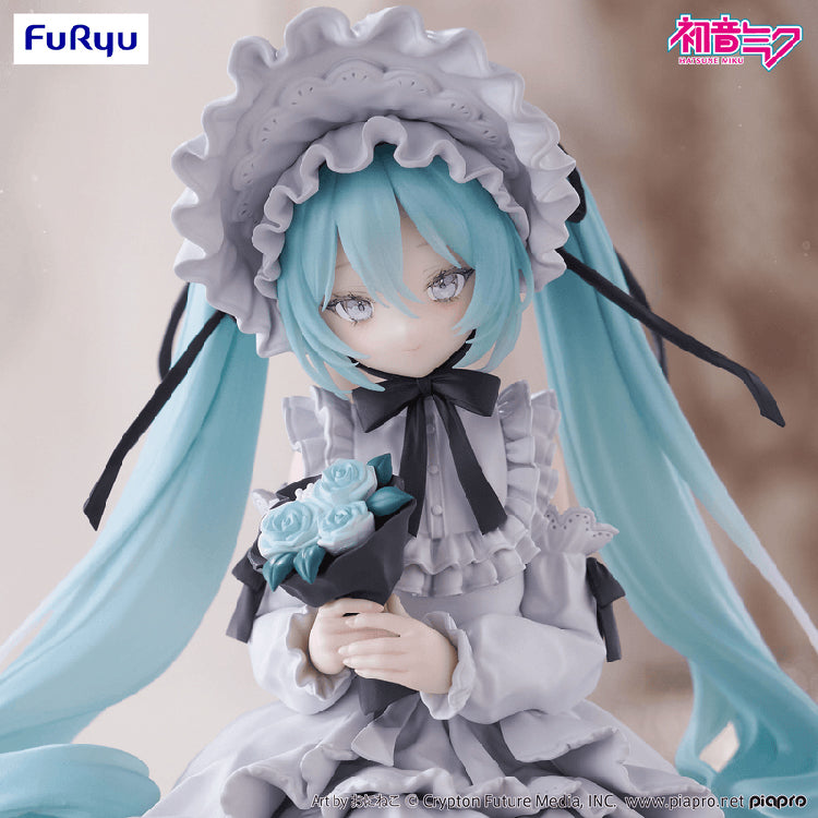 Close-up detail of Hatsune Miku Vintage Doll Noodle Stopper figure featuring a ruffled white bonnet and Miku holding a bouquet of blue roses.