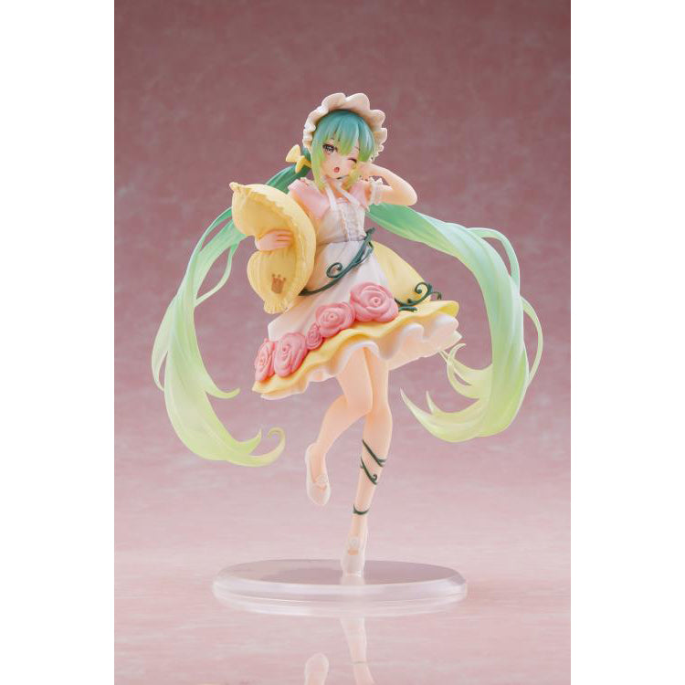Vocaloid Hatsune Miku Sleeping Beauty Wonderland figure by Taito wearing a fairytale-inspired outfit and holding a pillow