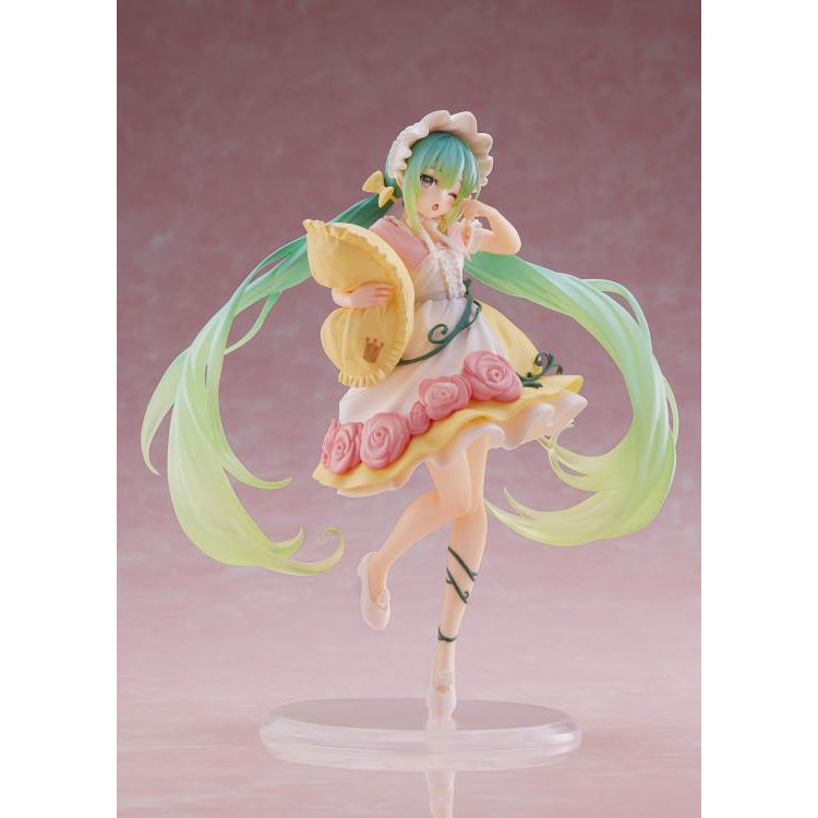 Vocaloid Hatsune Miku Sleeping Beauty Wonderland figure by Taito wearing a fairytale-inspired outfit and holding a pillow