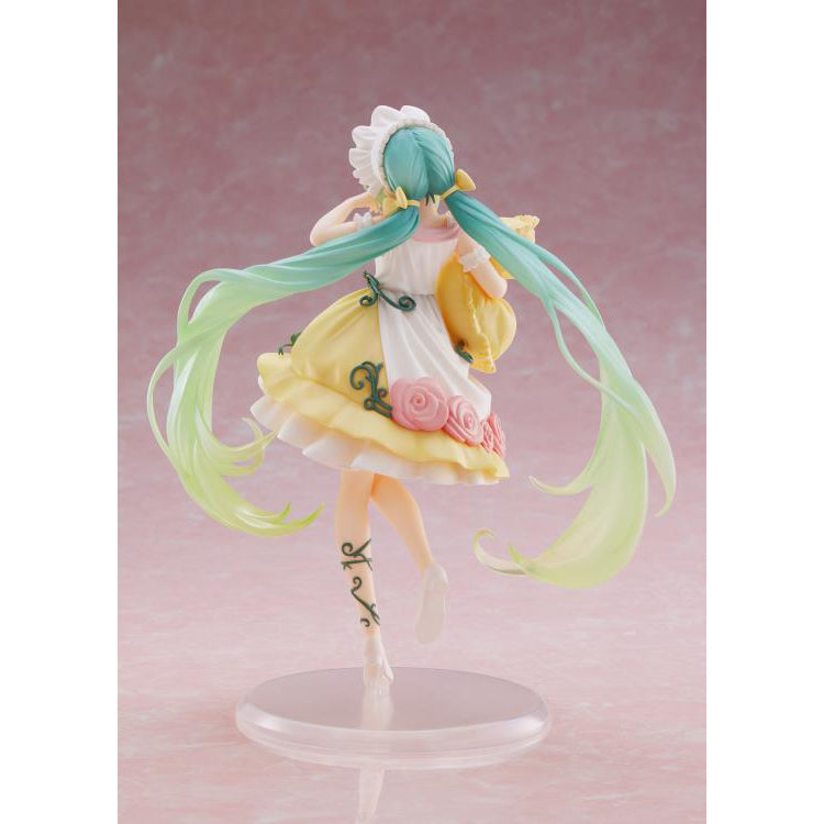 Vocaloid Hatsune Miku Sleeping Beauty Wonderland figure by Taito wearing a fairytale-inspired outfit and holding a pillow