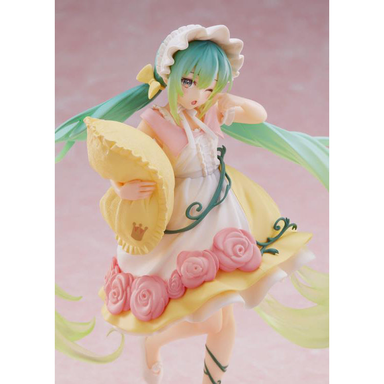Vocaloid Hatsune Miku Sleeping Beauty Wonderland figure by Taito wearing a fairytale-inspired outfit and holding a pillow