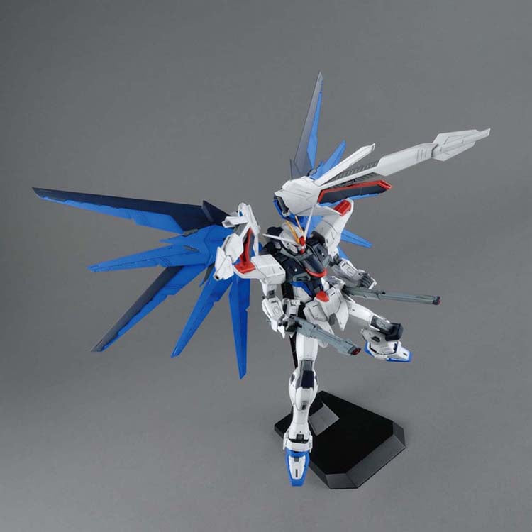 “Gundam" Model Kit - MG Freedom Gundam 2.0 Ver. 1/100